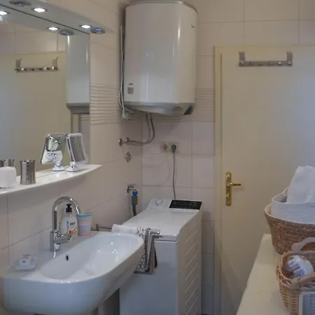 Vakantiehuis Issa - 3 Min Walk To