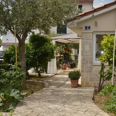 Vakantiehuis Issa - 3 Min Walk To