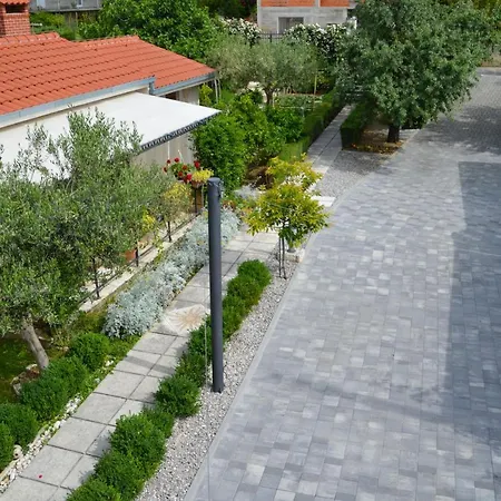 Issa - 3 Min Walk To *