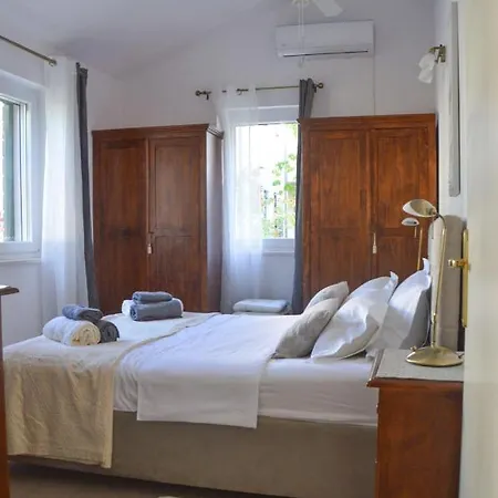 Issa - 3 Min Walk To