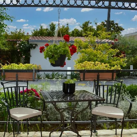 Issa - 3 Min Walk To Дом отдыха Каштела