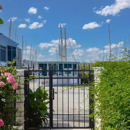 Дом отдыха Issa - 3 Min Walk To Каштела