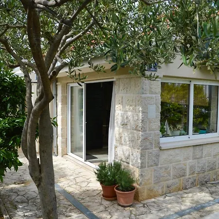 Issa - 3 Min Walk To